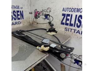 Begagnade Fönstermekanism, 2-dörrars, vänster bak Volkswagen Caddy III (2KA,2KH,2CA,2CH) 2.0 SDI Pris € 31,50 Marginaltabell erbjuds av Zelissen V.O.F. autodemontage