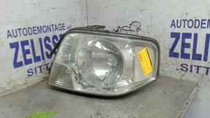 Gebruikte Koplamp links Kia Pregio (TB) 2.5 TCi Prijs € 89,25 Margeregeling aangeboden door Zelissen V.O.F. autodemontage