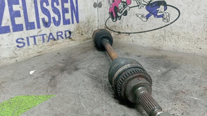 Drivaxel, vänster fram från en Suzuki Ignis (FH) 1.3 16V 2002