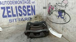 Używane Zacisk hamulcowy prawy przód Nissan Note (E11) 1.4 16V Cena € 36,75 Procedura marży oferowane przez Zelissen V.O.F. autodemontage