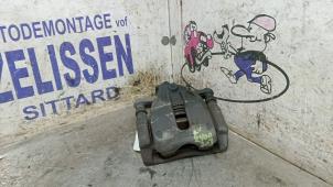 Używane Zacisk hamulcowy lewy przód Nissan Note (E11) 1.4 16V Cena € 36,75 Procedura marży oferowane przez Zelissen V.O.F. autodemontage