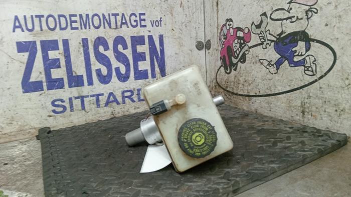 Hoofdremcilinder van een Mercedes-Benz S (W220) 3.2 S-320 18V 2001