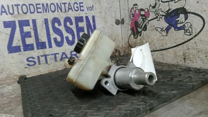 Hoofdremcilinder van een Mercedes-Benz S (W220) 3.2 S-320 18V 2001