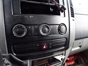 Begagnade Värmekontrollpanel Mercedes Sprinter 3,5t (906.63) 313 CDI 16V Pris på förfrågan erbjuds av Bongers Auto-Onderdelen Zeeland