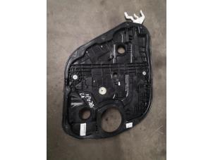 Begagnade Fönstermekanism för bakre dörr, 4-dörrars, vänster Kia Carens IV (RP) 1.7 CRDi 16V Pris på förfrågan erbjuds av Bongers Auto-Onderdelen Zeeland