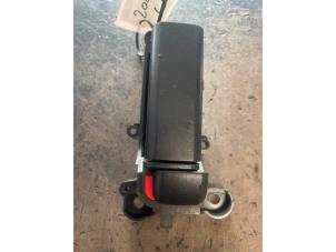 Używane Uchwyt drzwi lewych tylnych wersja 4-drzwiowa Mazda 5. Cena na żądanie oferowane przez Bongers Auto-Onderdelen Zeeland