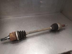 Begagnade Drivaxel, vänster fram Kia Cee'd Sportswagon (JDC5) 1.6 GDI 16V Pris på förfrågan erbjuds av Bongers Auto-Onderdelen Zeeland