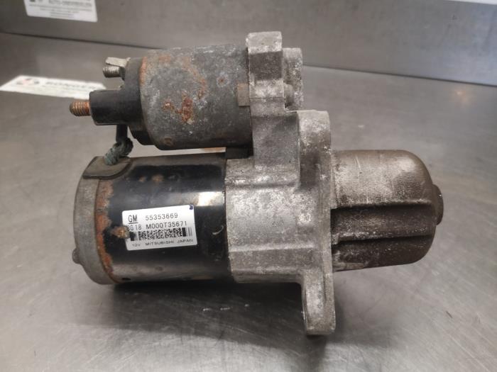 Startmotor van een Opel Insignia 2.8 V6 Turbo 24V 4x4 OPC Ecotec 2011
