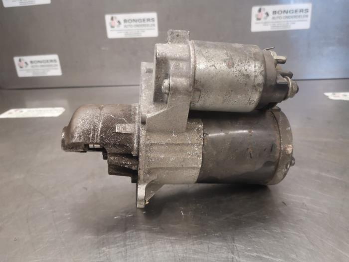 Startmotor van een Opel Insignia 2.8 V6 Turbo 24V 4x4 OPC Ecotec 2011