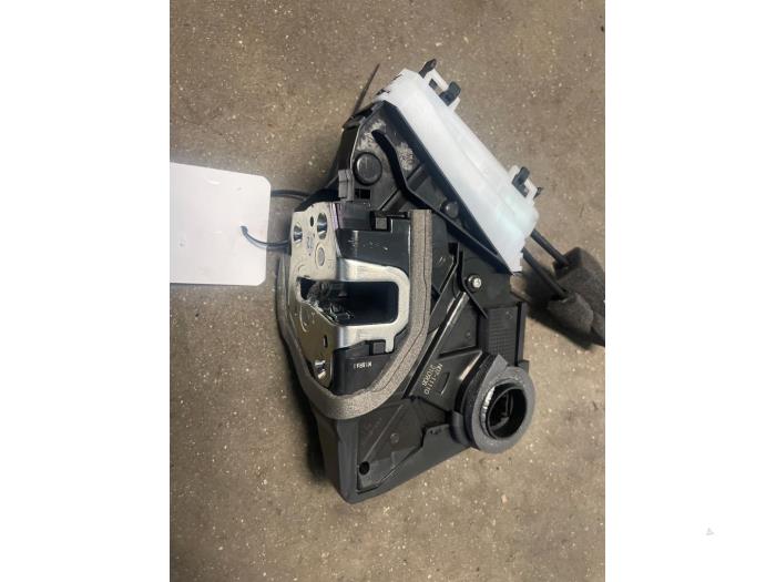 Dörrlåsmekanism, 4-dörrars, höger fram från en Honda HR-V (RV) 1.5 e:HEV 2022