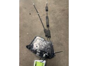 Begagnade Dörrlåsmekanism, 4-dörrars, höger fram Honda HR-V (RV) 1.5 e:HEV Pris på förfrågan erbjuds av Bongers Auto-Onderdelen Zeeland