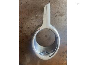 Używane Pokrywa swiatla przeciwmgielnego prawa Peugeot 208 I (CA/CC/CK/CL) 1.2 Vti 12V PureTech 82 Cena na żądanie oferowane przez Bongers Auto-Onderdelen Zeeland