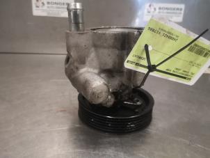 Begagnade Servostyrningspump Opel Vivaro 2.5 DTI 16V Pris på förfrågan erbjuds av Bongers Auto-Onderdelen Zeeland