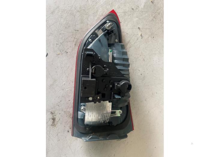 Baklykta, vänster från en BMW X1 (F48) sDrive 16d 1.5 12V TwinPower 2019