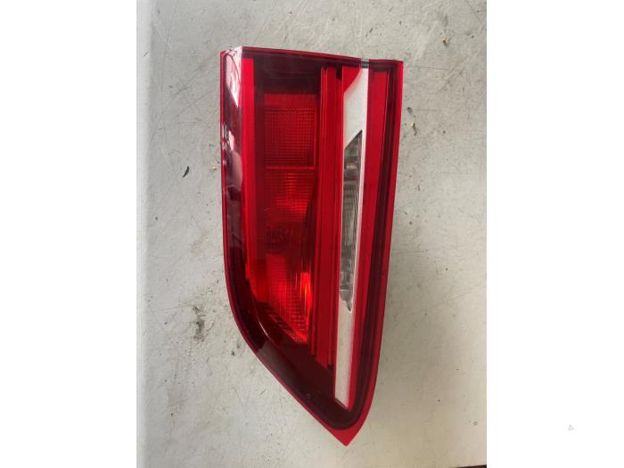 Baklykta, vänster från en BMW X1 (F48) sDrive 16d 1.5 12V TwinPower 2019