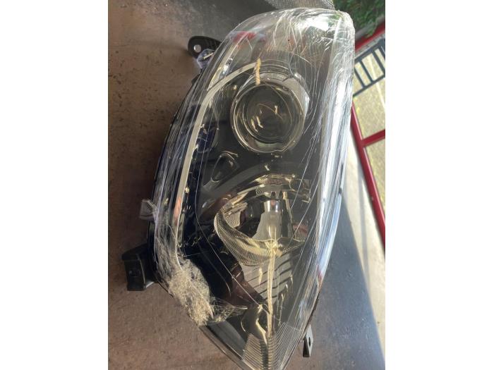 Koplamp rechts van een Renault Captur (2R) 0.9 Energy TCE 12V 2014