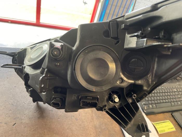 Koplamp rechts van een Renault Captur (2R) 0.9 Energy TCE 12V 2014