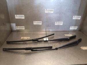 Begagnade Svängarmsats vindrutetorkare Volkswagen Scirocco (137/13AD) 1.4 TSI 122 16V Pris på förfrågan erbjuds av Bongers Auto-Onderdelen Zeeland