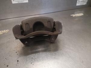 Begagnade Främre bromsok, vänster Kia Cee'd Sportswagon (JDC5) 1.6 GDI 16V Pris på förfrågan erbjuds av Bongers Auto-Onderdelen Zeeland