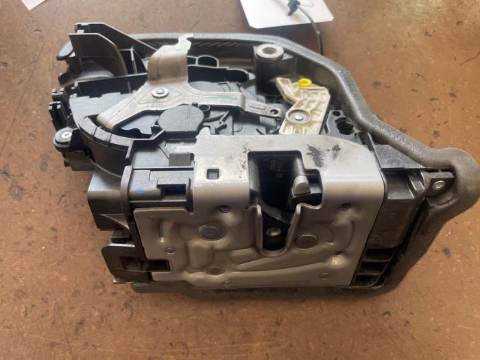 Dörrlåsmekanism, 4-dörrars, höger fram från en BMW X1 (F48) sDrive 16d 1.5 12V TwinPower 2019