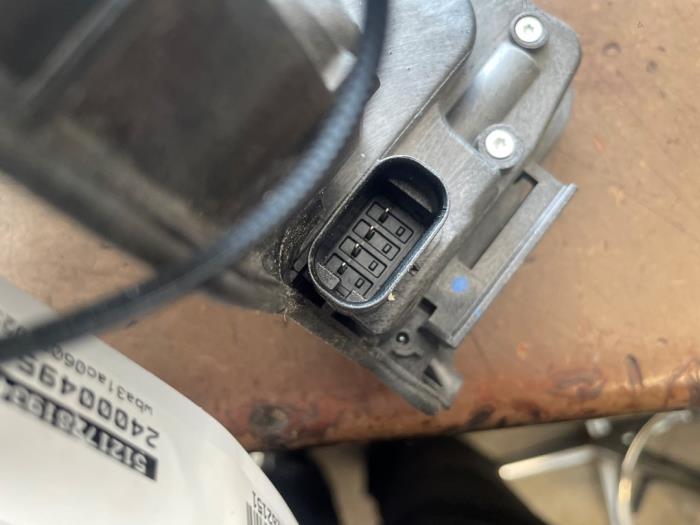 Dörrlåsmekanism, 4-dörrars, höger fram från en BMW X1 (F48) sDrive 16d 1.5 12V TwinPower 2019