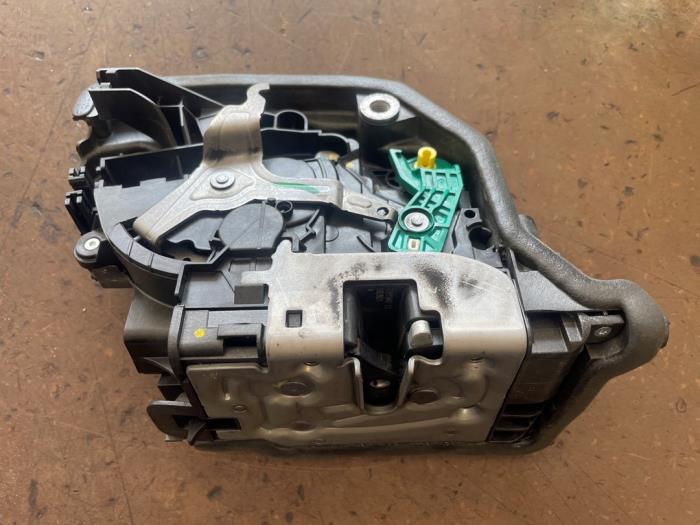 Dörrmekanism, 4-dörrars, höger bak från en BMW X1 (F48) sDrive 16d 1.5 12V TwinPower 2019