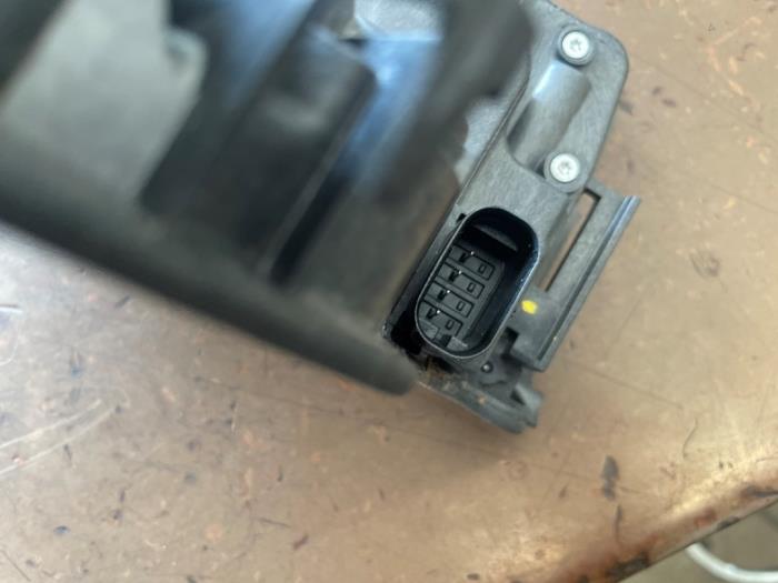 Dörrmekanism, 4-dörrars, höger bak från en BMW X1 (F48) sDrive 16d 1.5 12V TwinPower 2019