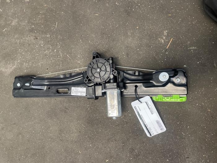 Fönstermekanism för bakre dörr, 4-dörrars, höger från en BMW X1 (F48) sDrive 16d 1.5 12V TwinPower 2019