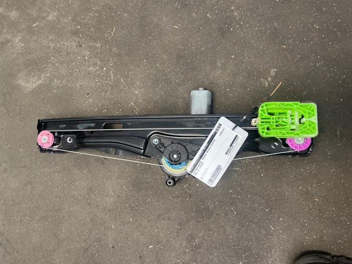 Fönstermekanism för bakre dörr, 4-dörrars, höger från en BMW X1 (F48) sDrive 16d 1.5 12V TwinPower 2019