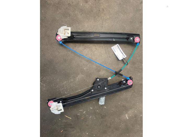 Fönstermekanism, 4-dörrars, höger fram från en BMW X1 (F48) sDrive 16d 1.5 12V TwinPower 2019