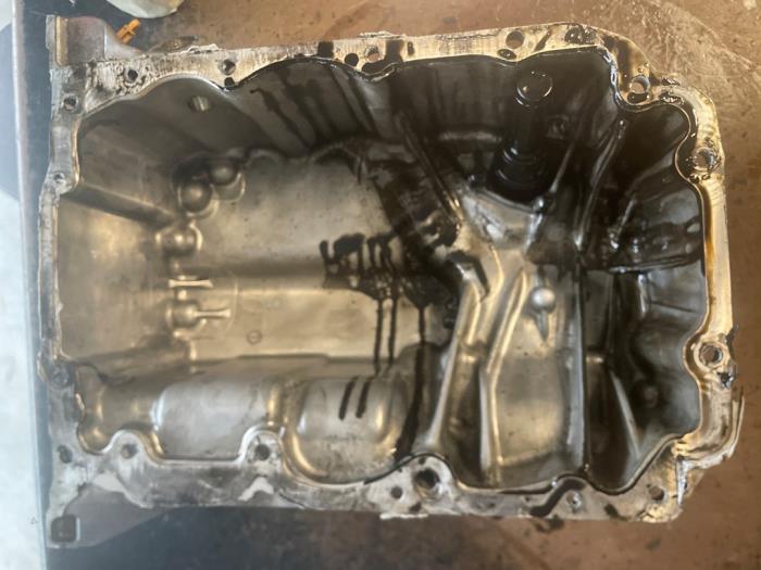 Oljetråg från en BMW X1 (F48) sDrive 16d 1.5 12V TwinPower 2019