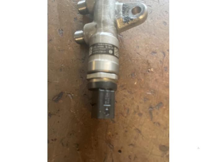 Bränsleinsprutningsmunstycke från en BMW X1 (F48) sDrive 16d 1.5 12V TwinPower 2019