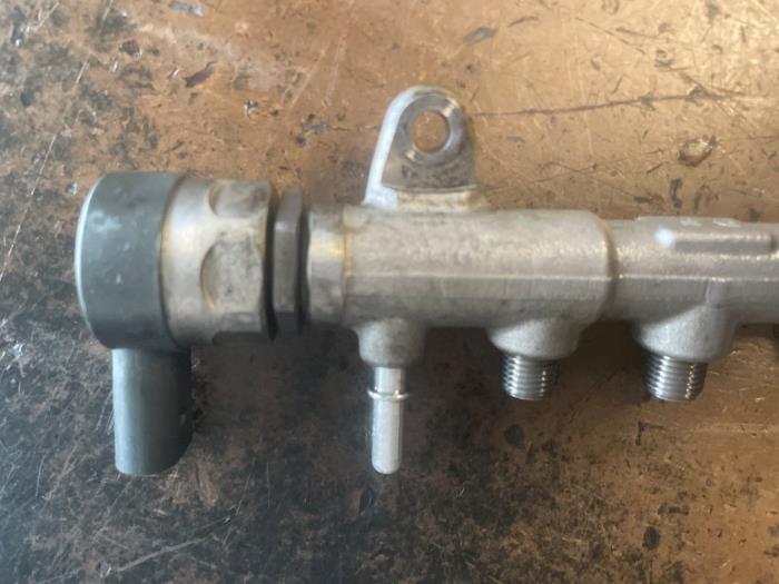 Bränsleinsprutningsmunstycke från en BMW X1 (F48) sDrive 16d 1.5 12V TwinPower 2019