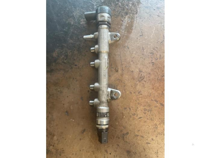 Bränsleinsprutningsmunstycke från en BMW X1 (F48) sDrive 16d 1.5 12V TwinPower 2019