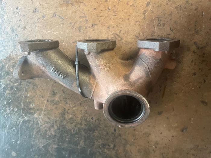 Kolektor wydechowy z BMW X1 (F48) sDrive 16d 1.5 12V TwinPower 2019