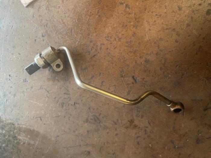 Bränsletryckssensor från en BMW X1 (F48) sDrive 16d 1.5 12V TwinPower 2019