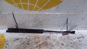 Używane Zestaw amortyzatorów gazowych tylnej klapy Peugeot 3008 II (M4/MC/MJ/MR) 1.2 12V e-THP PureTech 130 Cena na żądanie oferowane przez Autodemontagebedrijf van Boxtel