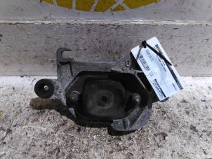 Gebruikte Versnellingsbak Steun Renault Talisman (RFDL) 1.5 dCi 110 Prijs € 50,82 Inclusief btw aangeboden door Autodemontagebedrijf van Boxtel