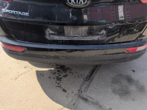 Begagnade Bakre stötfångare Kia Sportage (QL) 1.6 GDI 16V 4x2 Pris € 420,00 Marginaltabell erbjuds av Autodemontagebedrijf van Boxtel