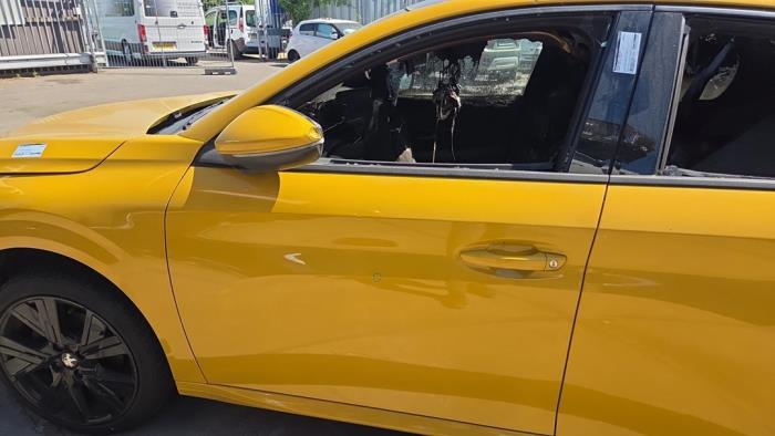 Dörr, 4-dörrars, vänster fram från en Peugeot 208 II (UB/UH/UP) 1.5 BlueHDi 100 2020