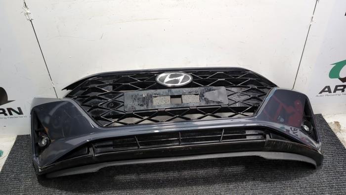 Främre stötfångare från en Hyundai i20 (BC3) 1.0 T-GDI 100 Mild Hybrid 48V 12V 2022