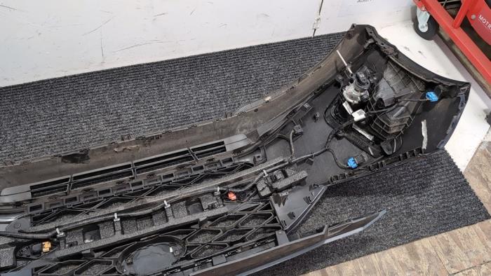 Främre stötfångare från en Hyundai i20 (BC3) 1.0 T-GDI 100 Mild Hybrid 48V 12V 2022