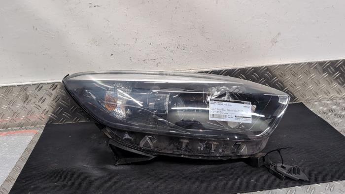 Koplamp rechts van een Renault Captur (2R) 1.2 TCE 16V EDC 2015