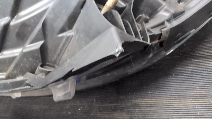 Koplamp rechts van een Renault Captur (2R) 1.2 TCE 16V EDC 2015