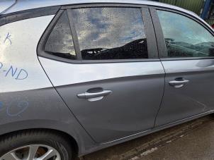 Begagnade Bakdörr, 4-dörrars, höger Opel Corsa F (UB/UH/UP) 1.2 Turbo 12V 100 Pris € 472,50 Marginaltabell erbjuds av Autodemontagebedrijf van Boxtel