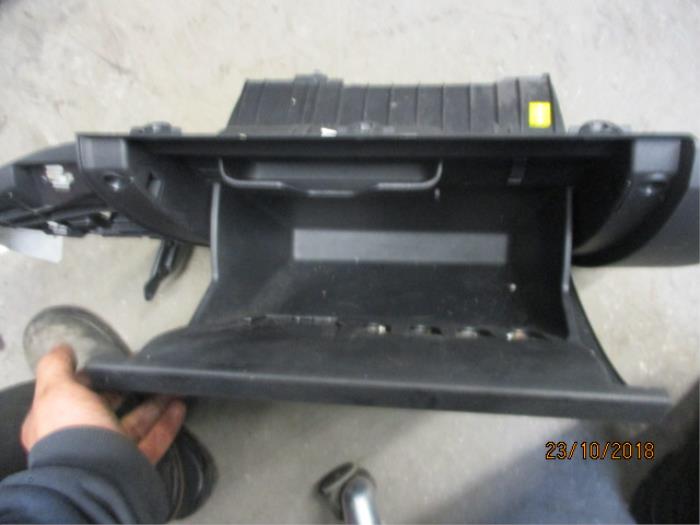 Handskfack från en Volkswagen Up! (121) 1.0 12V 75 2016