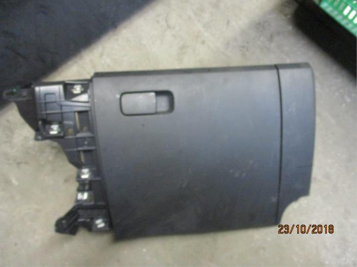 Handskfack från en Volkswagen Up! (121) 1.0 12V 75 2016