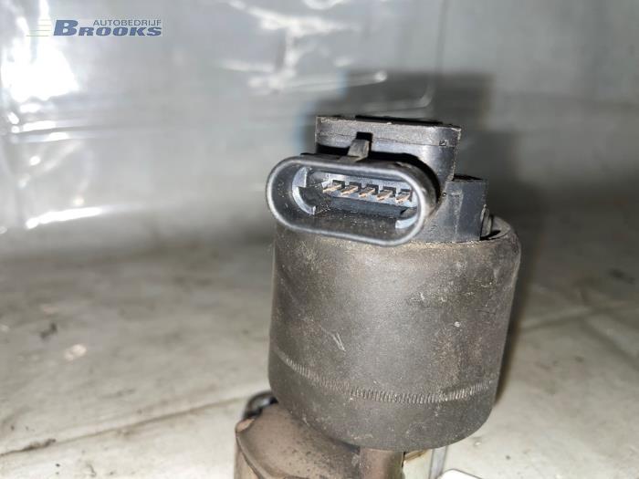 EGR Klep van een Opel Omega B Caravan (21/22/23) 2.2 16V 2002