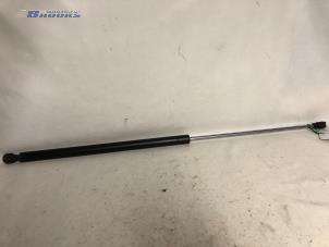 Gebruikte Gasdemper Motorkap rechts Peugeot 106 II 1.1 XN,XR,XT,Accent Prijs € 5,00 Margeregeling aangeboden door Autobedrijf Brooks