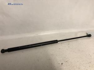 Używane Amortyzator gazowy pokrywy silnika prawy Citroen C5 I Berline (DC) 2.0 HDi 110 Cena € 5,00 Procedura marży oferowane przez Autobedrijf Brooks